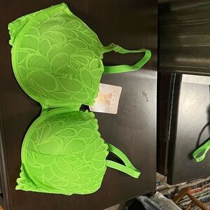 Green lace cupped bra